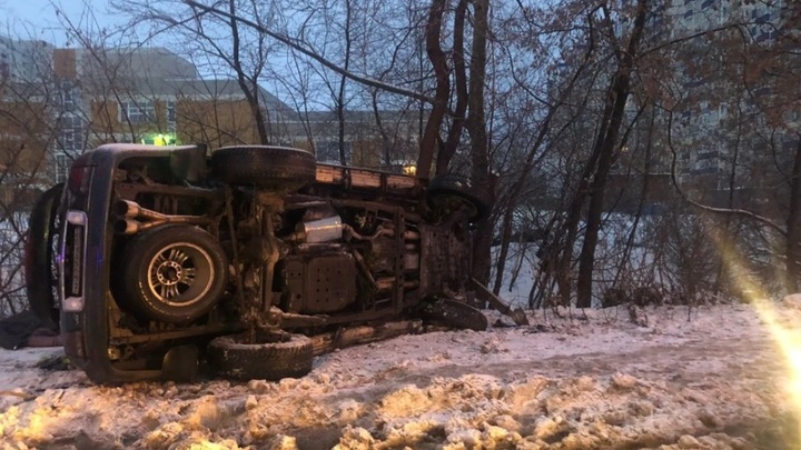 Пьяный водитель на Lexus насмерть сбил женщину на остановке в Новосибирске
