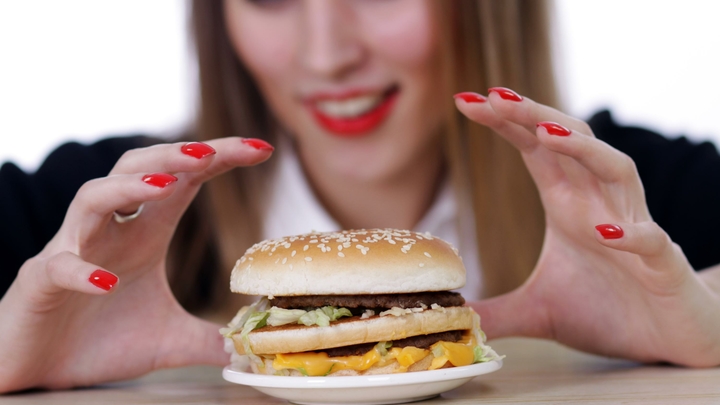 Способна отравить взрослого и убить ребёнка: что за инфекцию нашли в говяжьих котлетах