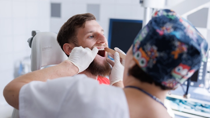 В Чехии задержали лжестоматолога, учившегося по YouTube В Чехии задержали лжестоматолога, учившегося по YouTube