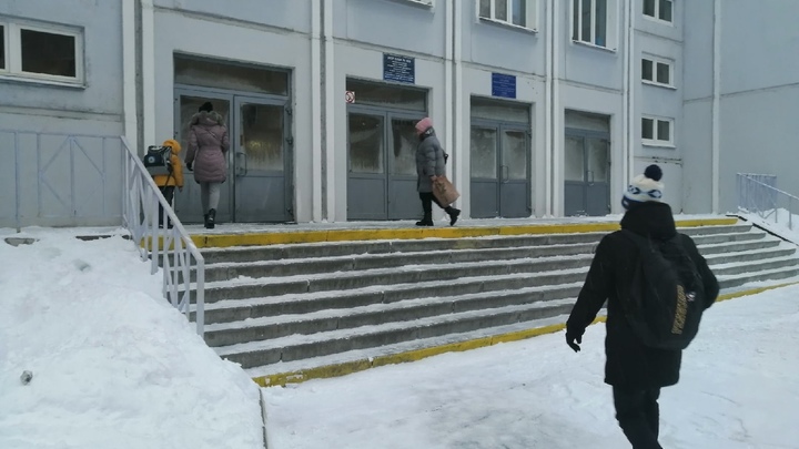 Грабли свои убери: в самарской школе охранник не выпускает детей после уроков