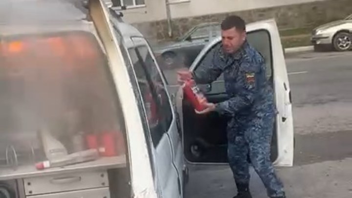 В Новороссийске судебные приставы потушили загоревшуюся кофейню на колёсах