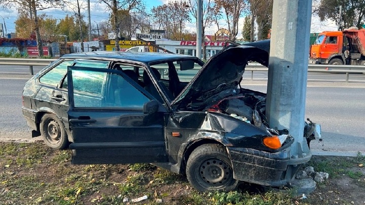 В Самаре ВАЗ влетел в световую опору. Двое пострадали