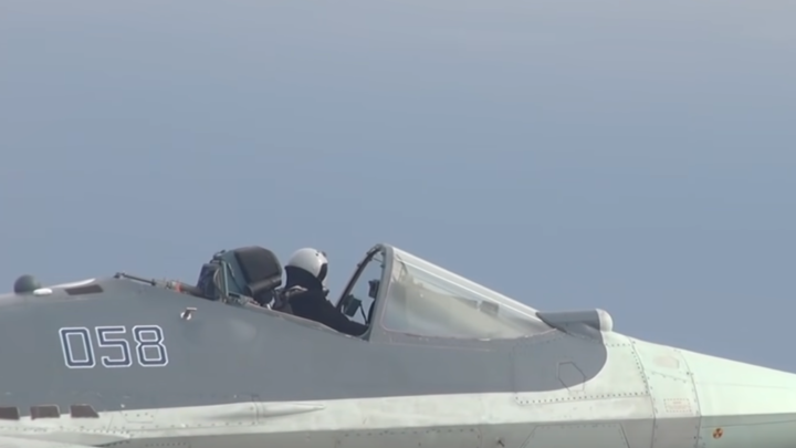 Эй, девочки, подвиньтесь!: Русский Су-57 дал прикурить американскому F-35 в небе