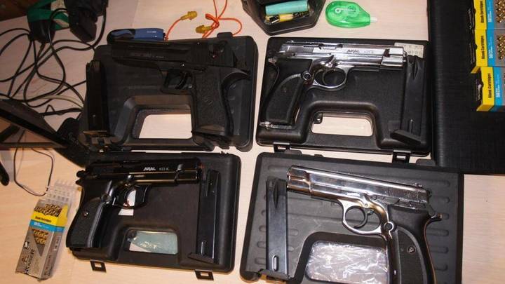 В порту Ейска задержали задержали мужчину с 4 пистолетами и 484 патронами