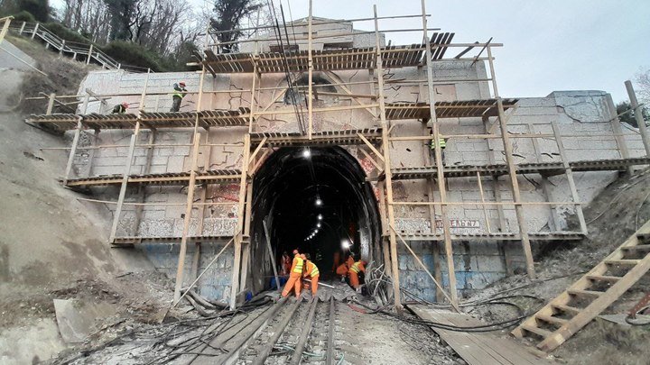 Старейший железнодорожный тоннель ремонтируют в Сочи