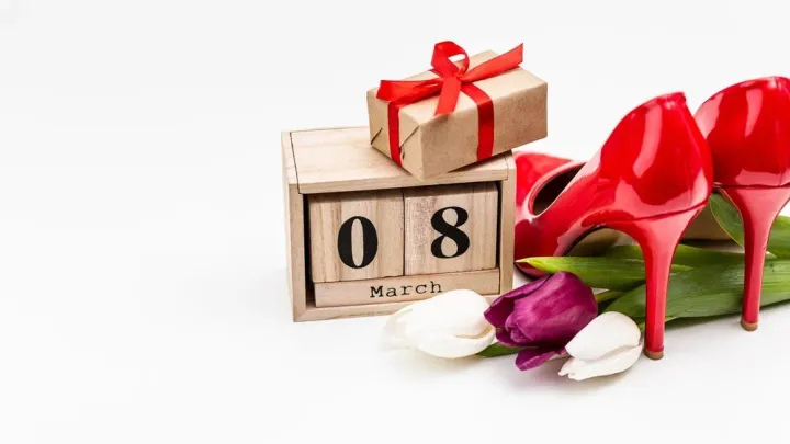 Куда пропали дополнительные выходные за 23 февраля и 8 марта в 2025-м? Юрист объяснил, что не так