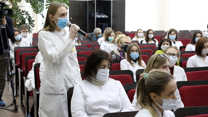 Губернатор Вадим Шумков встретился с молодыми сотрудниками больниц и поликлиник