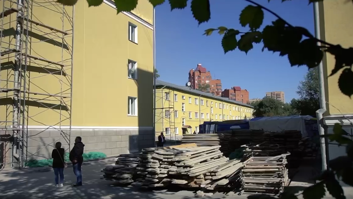Дома у Монумента Славы в Новосибирске отремонтировали в эстетике 50-х годов