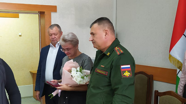 Вдовам героев СВО вручили ордена Мужества в Татарске