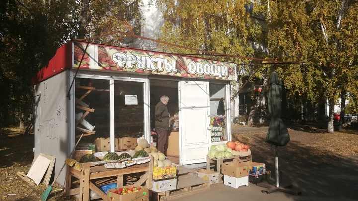 Я ничего не знал: в Челябинске мигрант продолжил торговлю в нелегальном киоске