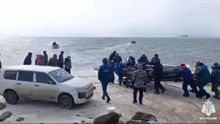 В Приморье спасли 44 рыбака с дрейфующей льдины
