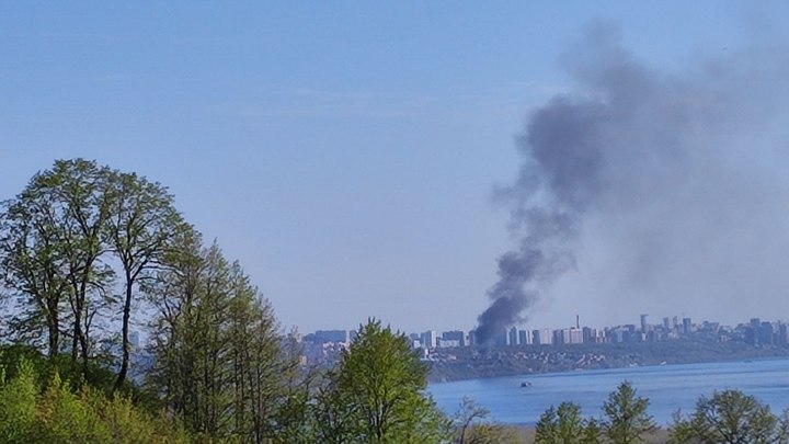 150 квадратных метров огня: В Самаре сгорели сараи на улице Советской Армии