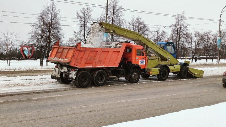 Из-за огромных сугробов кемеровчане вынуждены ходить по проезжей части