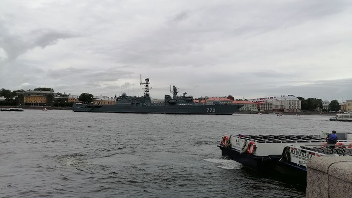 Капитан катера, таксист и прохожие развернули спасательную операцию, чтобы спасти девушку из Невы