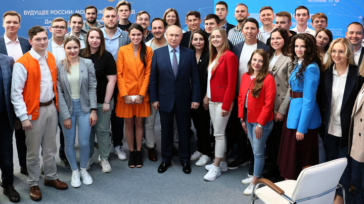 Молодые фармацевты предстали перед Путиным. И не оплошали