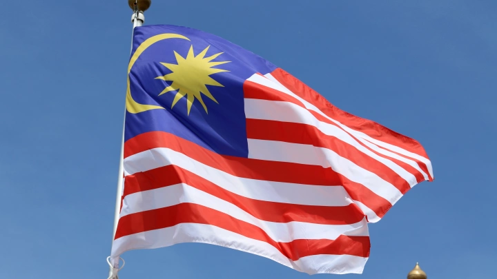 Три женщины схватили чиновника на рынке за попытку снять видео под юбкой