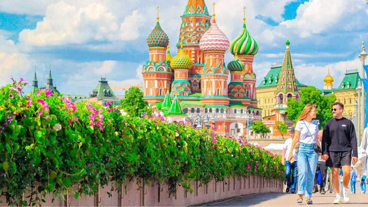 Город в цвету: от Москворецкого моста до ЦУМа появляются живые композиции