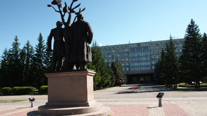 В Петропавловской школе во время вручения аттестатов на детей обрушился потолок