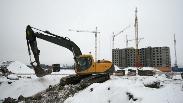 Экскаватор упал в яму и перевернулся во время коммунального ремонта в Бердске