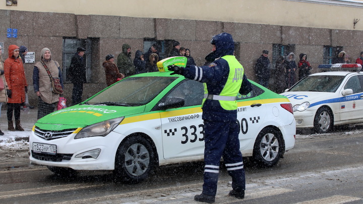 Стало известно, насколько поднимутся цены на такси в Санкт-Петербурге в Новый год