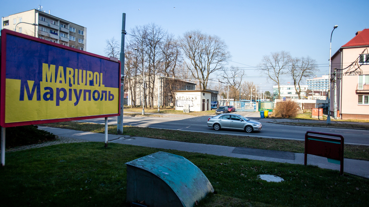 Малышей выносят на руках: Видео спасения спецназом детей Мариуполя слили в Сеть