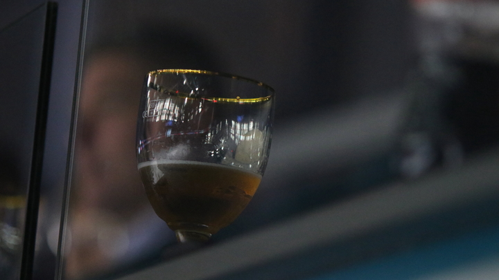 Неоновый крест, терновый венец и надпись Грех найдёт тебя: Дизайн кафе в Петербурге обескуражил граждан