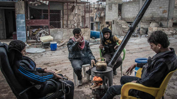 Любой мир лучше войны: Более 11 тысяч боевиков сдали оружие в Сирии