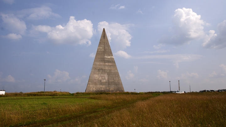 На месте снесенной ураганом пирамиды Голода установили времянку
