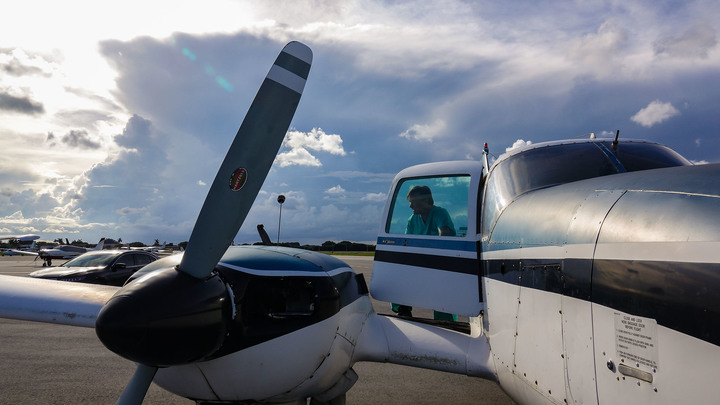 Легкомоторный самолёт аварийно сел на оживлённом шоссе в Подмосковье