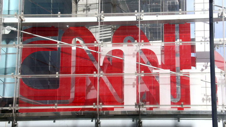 Как у него дела с COVID, который ему дали?: Приехавших к Навальному журналистов CNN затроллили