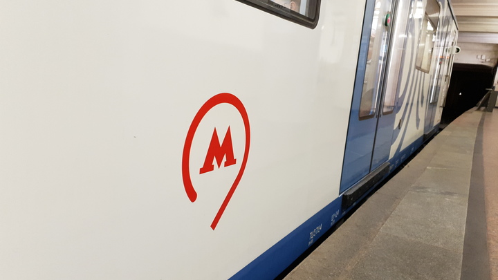 ЧП в метро Петербурга: Люди оказались заперты в вагонах в невыносимую жару
