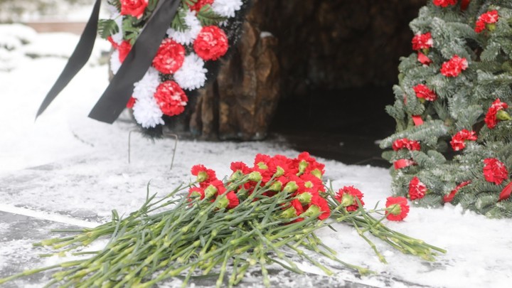 Унизили при всех: В Киеве министру здравоохранения вручили подарок с кладбища