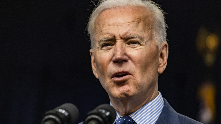 Байден взял драматическую паузу, говоря о Путине - свиста и криков на пять секунд