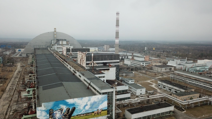 Опубликовано видео удара по саркофагу над разрушенным энергоблоком ЧАЭС