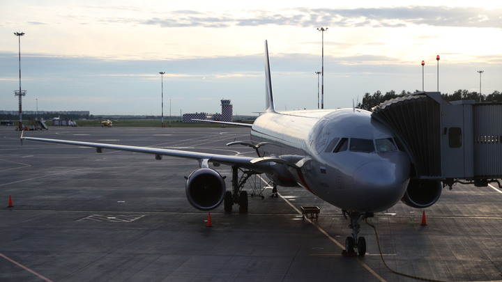 Летевший в Сочи самолёт экстренно сел в Астрахани из-за плохого самочувствия пассажира