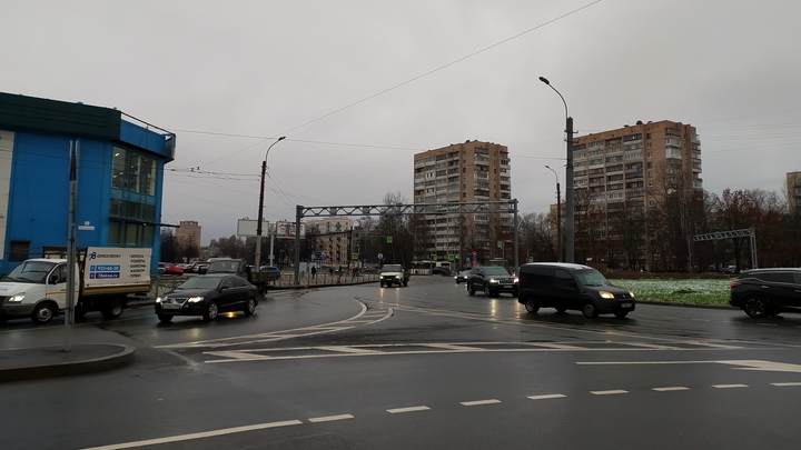 В Петербурге и Ленобласти гололед – водителей призывают быть бдительными
