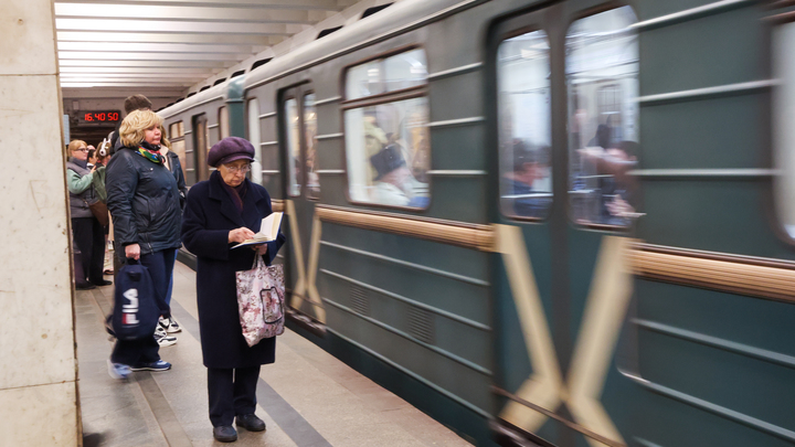 Движение на красной ветке метро полностью восстановлено после технического сбоя