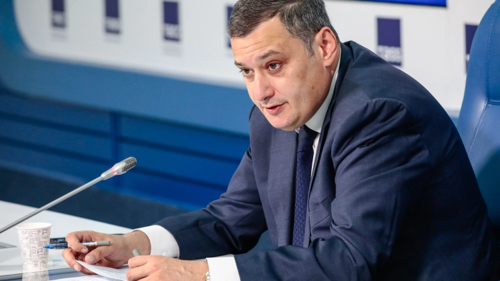 Хинштейн использует свои права: В Кремле поддержали взыскание за болтливость курскому чиновнику