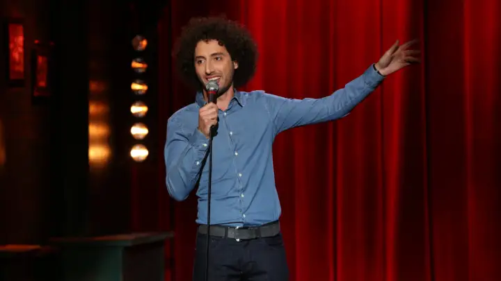 Стендапер Романов не хотел, но получил ВНЖ в Португалии за счет дочери