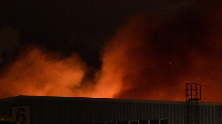 Крыша - полностью в огне: Глава Нижневартовска вместе со спасателями прибыл к зданию полыхающей пятиэтажки