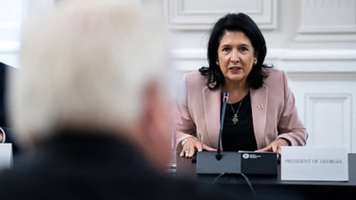 Поездки за границу вышли боком: В Грузии началась процедура импичмента президента