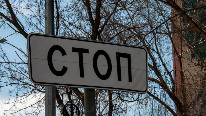 Под Серпуховом треснул автомобильный мост: пробки растут, начальство молчит