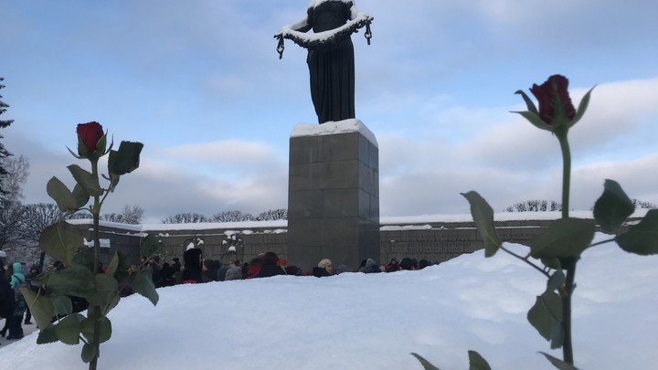 Далеко не случайно: цинизм  европейских СМИ по поводу блокады Ленинграда связали с комедией Праздник