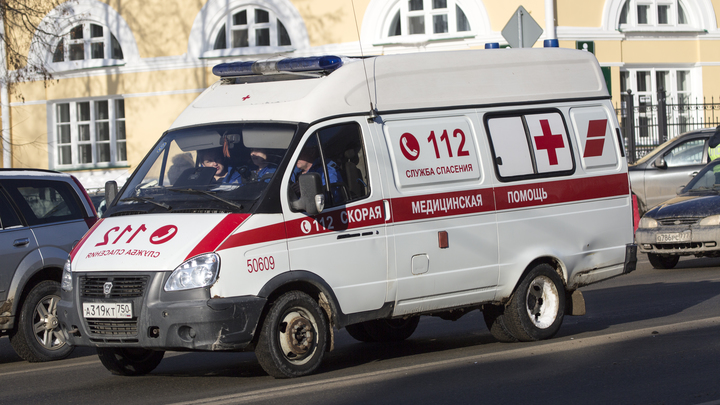 Детей везли танцевать в Калугу: В перевернувшемся автобусе остаются заблокированными ещё несколько человек