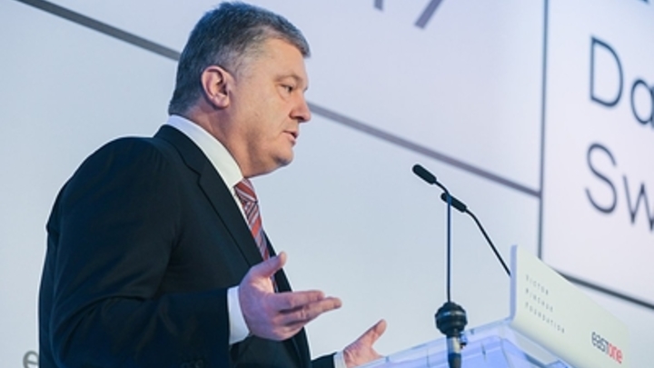 Вот и вся полномасштабная война: Порошенко напомнили, чем закончится переход границы русскими танками