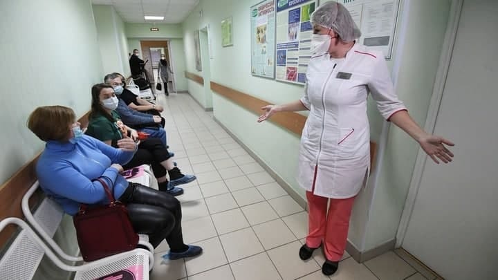 Коронавирус в Санкт-Петербурге на 15 февраля: сбежавшие подростки с COVID и шквал желающих привиться