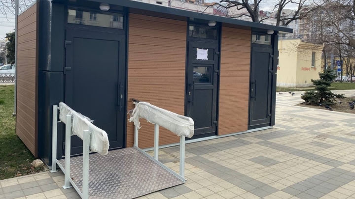В Краснодаре на Мариинском бульваре установили новые туалетные модули