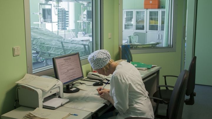 Не отходили от больного COVID всю ночь: Снимок с уснувшими на полу медиками растрогал соцсети