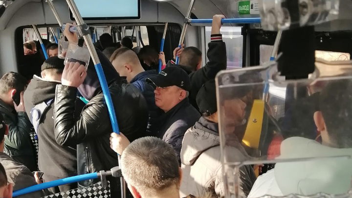 В Челябинске водитель автобуса накинулся на безбилетника с монтировкой