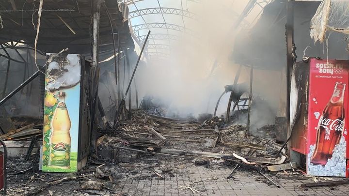 В Шахтах пожар на центральном рынке уничтожил более десятка торговых павильонов